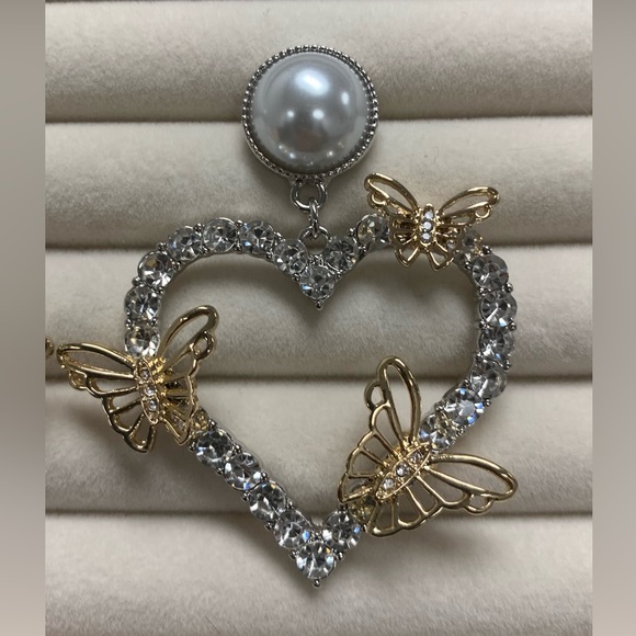 🦋 Beautiful Hollow Rhinestone Heart Hoops Adorned  with Gold Butterflies - Picture 5 of 6